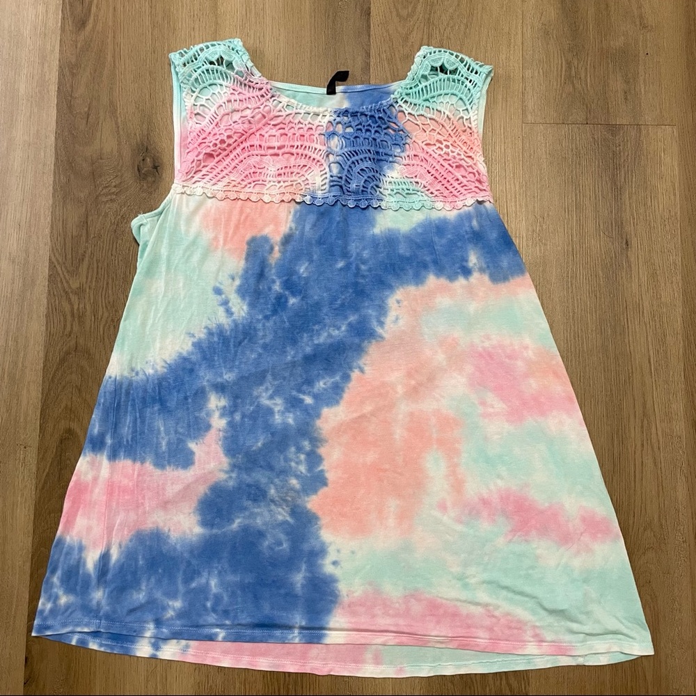 JW Style Blue & Pink Tie Dye Tank Top with Crocheted Collar in Size Large